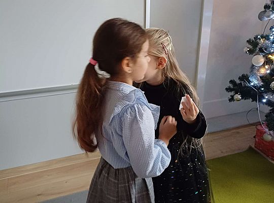 Gr. IV Przy wigilijnym stole ze świątecznymi życzeniami.