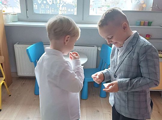 Gr. IV Przy wigilijnym stole ze świątecznymi życzeniami.