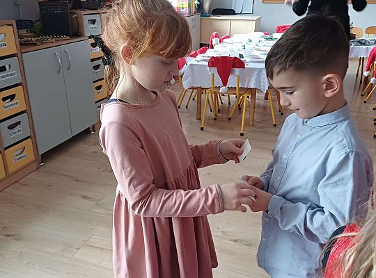 Gr. IV Przy wigilijnym stole ze świątecznymi życzeniami.