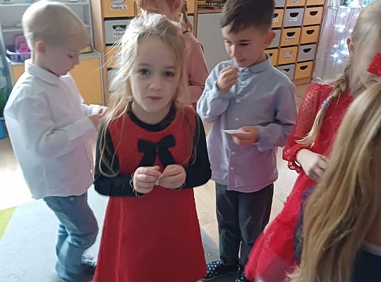 Gr. IV Przy wigilijnym stole ze świątecznymi życzeniami.