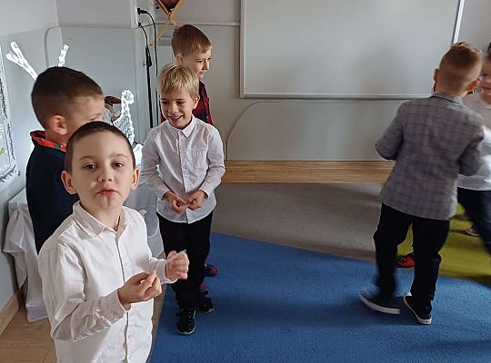 Gr. IV Przy wigilijnym stole ze świątecznymi życzeniami.