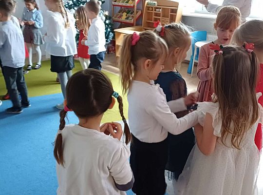 Gr. IV Przy wigilijnym stole ze świątecznymi życzeniami.