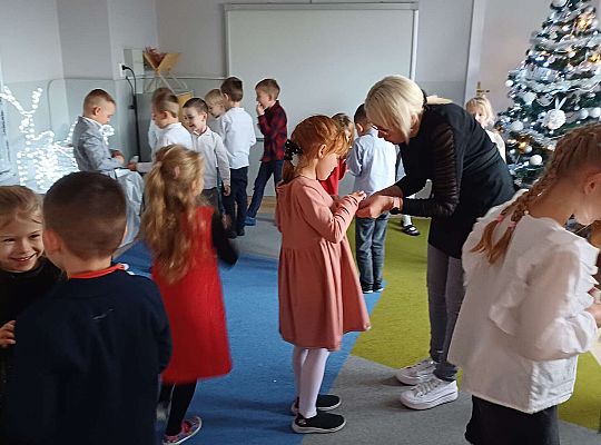 Gr. IV Przy wigilijnym stole ze świątecznymi życzeniami.