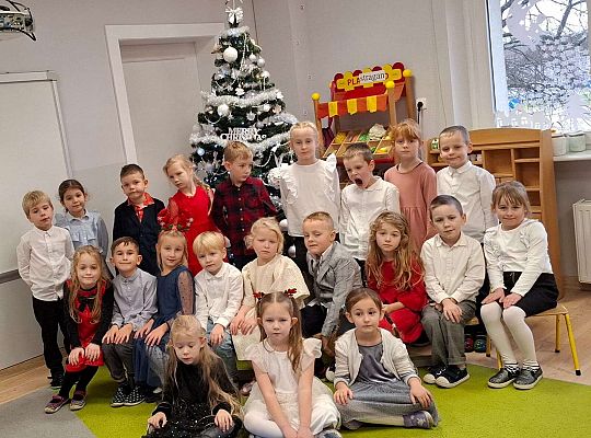 Gr. IV Przy wigilijnym stole ze świątecznymi życzeniami.