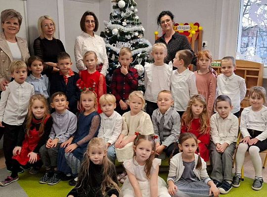 Gr. IV Przy wigilijnym stole ze świątecznymi życzeniami.