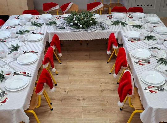 Gr. IV Przy wigilijnym stole ze świątecznymi życzeniami.