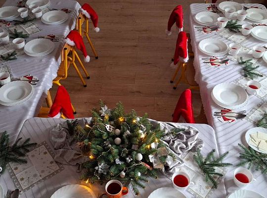 Gr. IV Przy wigilijnym stole ze świątecznymi życzeniami.