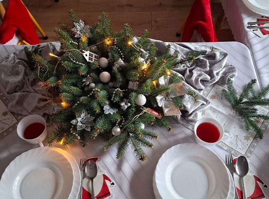 Gr. IV Przy wigilijnym stole ze świątecznymi życzeniami.