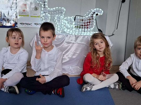 Gr. IV Przy wigilijnym stole ze świątecznymi życzeniami.