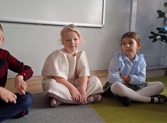 Gr. IV Przy wigilijnym stole ze świątecznymi życzeniami.