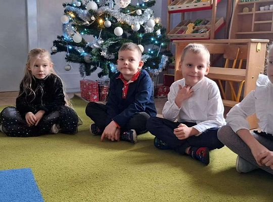 Gr. IV Przy wigilijnym stole ze świątecznymi życzeniami.