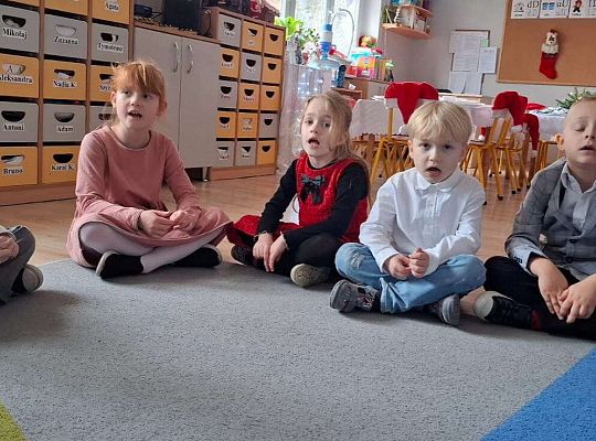 Gr. IV Przy wigilijnym stole ze świątecznymi życzeniami.