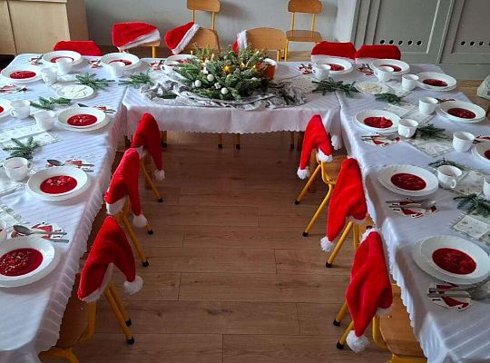 Gr. IV Przy wigilijnym stole ze świątecznymi życzeniami.