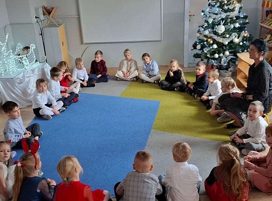 Gr. IV Przy wigilijnym stole ze świątecznymi życzeniami.