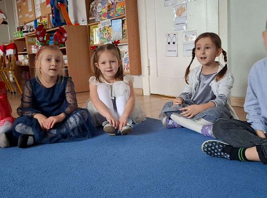 Gr. IV Przy wigilijnym stole ze świątecznymi życzeniami.