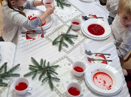 Gr. IV Przy wigilijnym stole ze świątecznymi życzeniami.