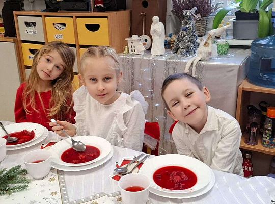 Gr. IV Przy wigilijnym stole ze świątecznymi życzeniami.