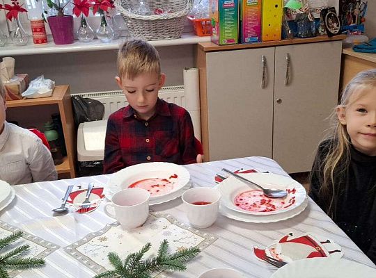 Gr. IV Przy wigilijnym stole ze świątecznymi życzeniami.