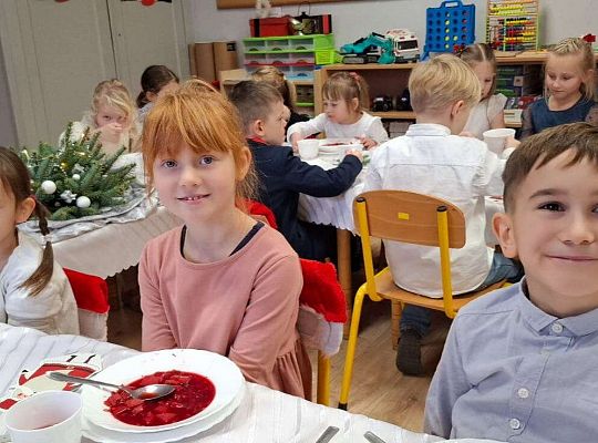 Gr. IV Przy wigilijnym stole ze świątecznymi życzeniami.