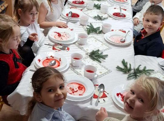 Gr. IV Przy wigilijnym stole ze świątecznymi życzeniami.