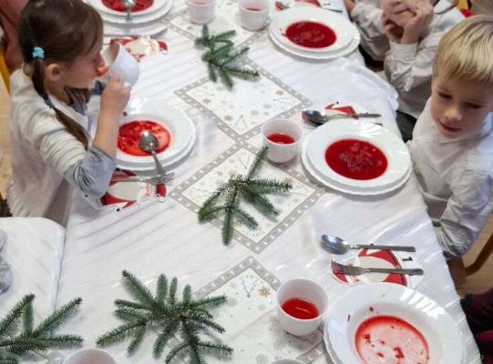 Gr. IV Przy wigilijnym stole ze świątecznymi życzeniami.