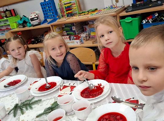 Gr. IV Przy wigilijnym stole ze świątecznymi życzeniami.