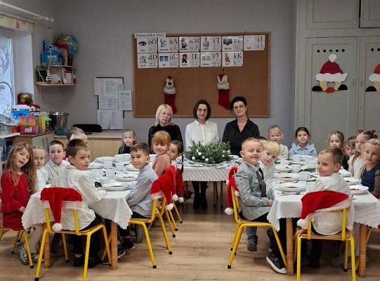 Gr. IV Przy wigilijnym stole ze świątecznymi życzeniami.