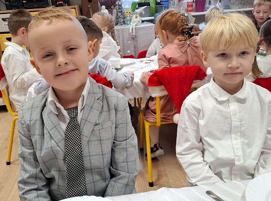 Gr. IV Przy wigilijnym stole ze świątecznymi życzeniami.