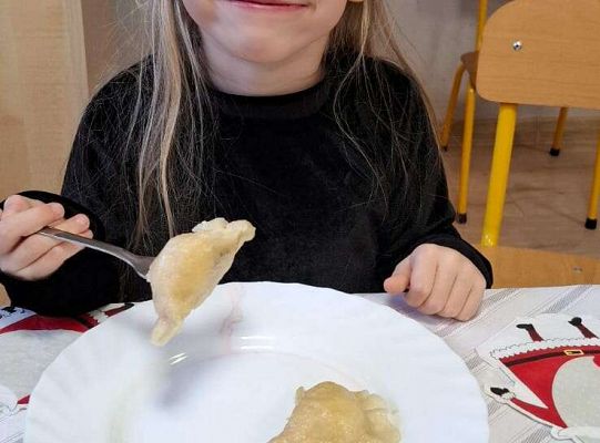 Gr. IV Przy wigilijnym stole ze świątecznymi życzeniami.