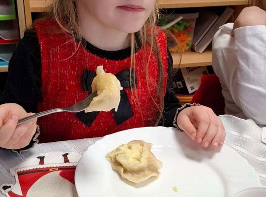 Gr. IV Przy wigilijnym stole ze świątecznymi życzeniami.