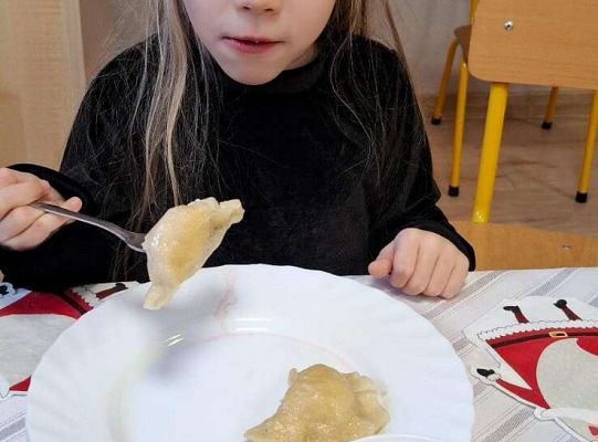 Gr. IV Przy wigilijnym stole ze świątecznymi życzeniami.