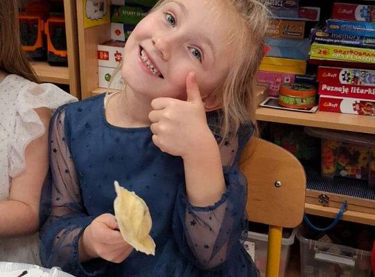 Gr. IV Przy wigilijnym stole ze świątecznymi życzeniami.