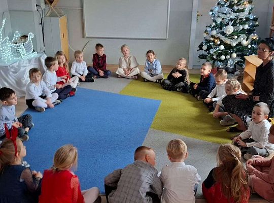 Gr. IV Przy wigilijnym stole ze świątecznymi życzeniami.