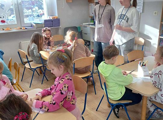 Gr. III Bezpieczne ferie - spotkanie z absolwentkami naszego Przedszkola  Olą i Hanią