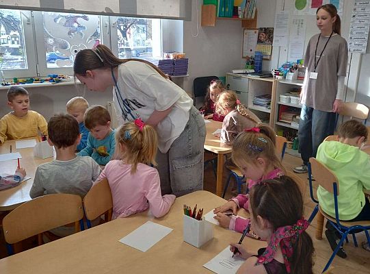 Gr. III Bezpieczne ferie - spotkanie z absolwentkami naszego Przedszkola  Olą i Hanią