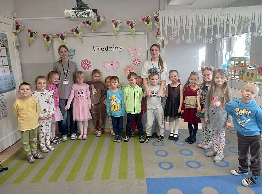 Gr. III Bezpieczne ferie - spotkanie z absolwentkami naszego Przedszkola  Olą i Hanią