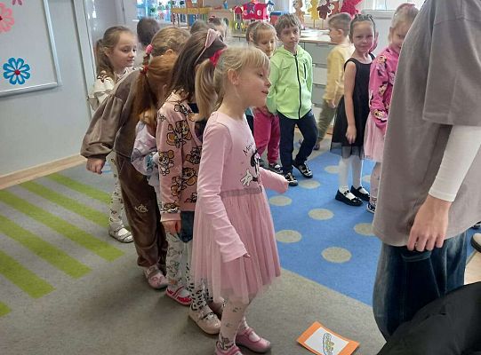 Gr. III Bezpieczne ferie - spotkanie z absolwentkami naszego Przedszkola  Olą i Hanią