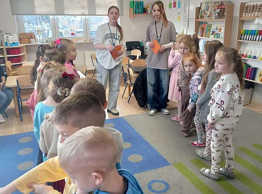 Gr. III Bezpieczne ferie - spotkanie z absolwentkami naszego Przedszkola  Olą i Hanią