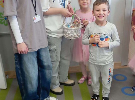 Gr. III Bezpieczne ferie - spotkanie z absolwentkami naszego Przedszkola  Olą i Hanią