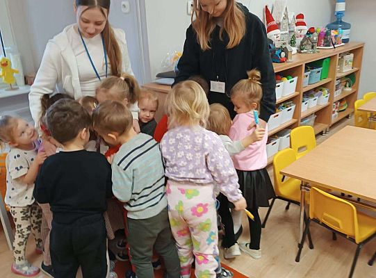 Gr.I  Bezpieczne ferie, Zabawy z absolwentkami przedszkola