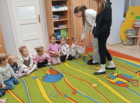 Gr.I  Bezpieczne ferie, Zabawy z absolwentkami przedszkola