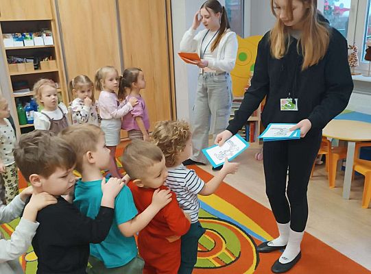 Gr.I  Bezpieczne ferie, Zabawy z absolwentkami przedszkola