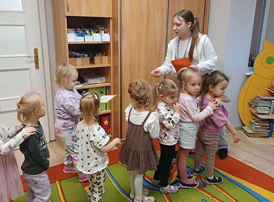 Gr.I  Bezpieczne ferie, Zabawy z absolwentkami przedszkola