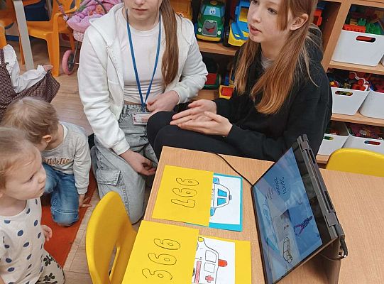 Gr.I  Bezpieczne ferie, Zabawy z absolwentkami przedszkola