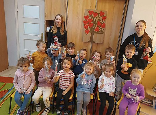 Gr.I Walentynkowe zabawy z absolwentkami przedszkola