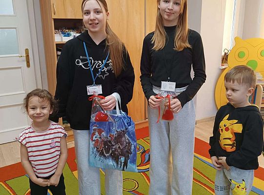 Gr.I Walentynkowe zabawy z absolwentkami przedszkola