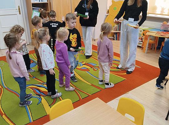 Gr.I Walentynkowe zabawy z absolwentkami przedszkola