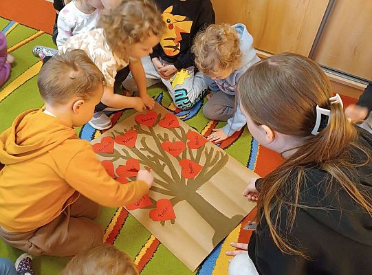 Gr.I Walentynkowe zabawy z absolwentkami przedszkola