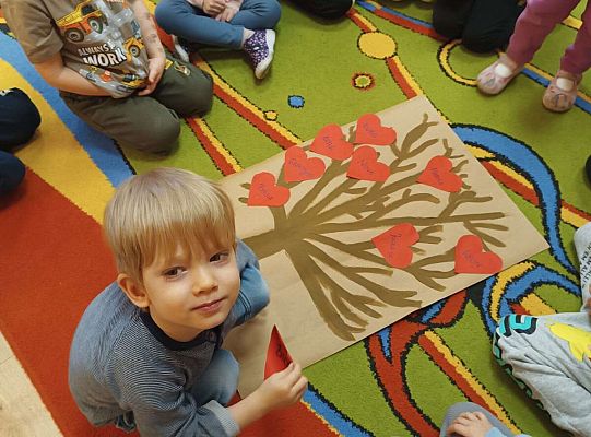 Gr.I Walentynkowe zabawy z absolwentkami przedszkola