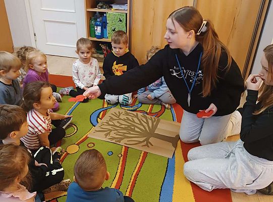 Gr.I Walentynkowe zabawy z absolwentkami przedszkola